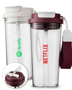 Copo plástico de 600ml transparente, ideal para armazenar líquidos como água, sucos e refrigerantes. O copo possui tampa e é