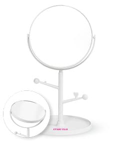 Espelho de mesa plástico em formato de copo de vinho vazio, com design moderno e brilhante. Reflete objetos e pessoas ao redor, feito de metal prateado. Ideal para uso em casa, restaurantes ou escritórios, representando um símbolo de bebidas e tecnologia.