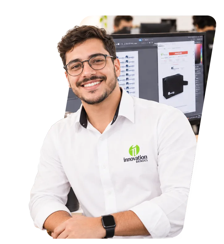 Designer da Innovation Brindes conferindo a arte de um produto