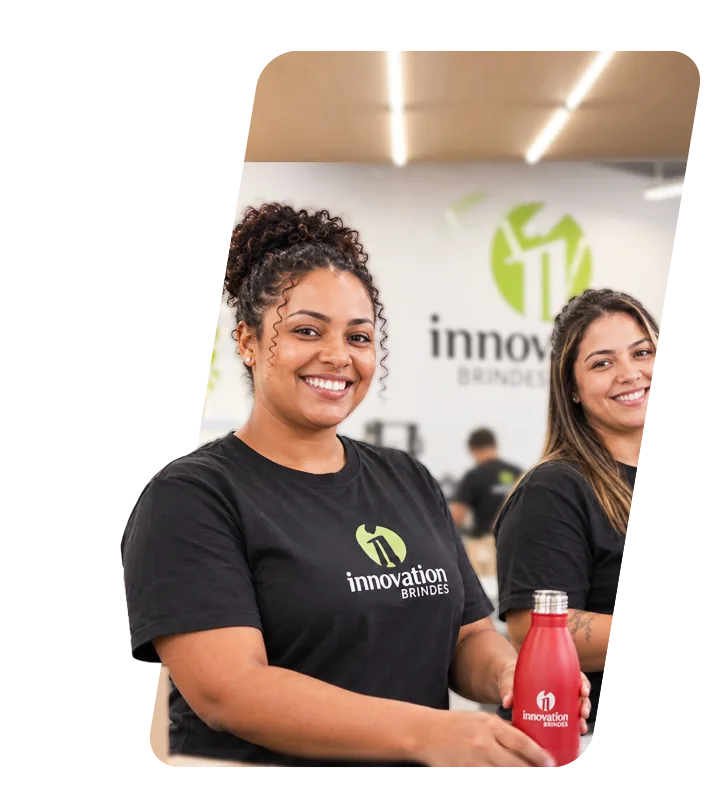 Equipe da Innovation Brindes com uma garrafa personalizada
