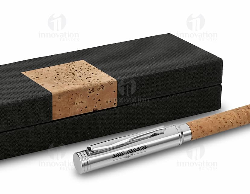 Kit com 6 porta copos em formato redondo, feitos de cortiça com estampas coloridas e divertidas. Os porta copos são práticos e ideais para proteger superfícies de mesa de líquidos e calor.