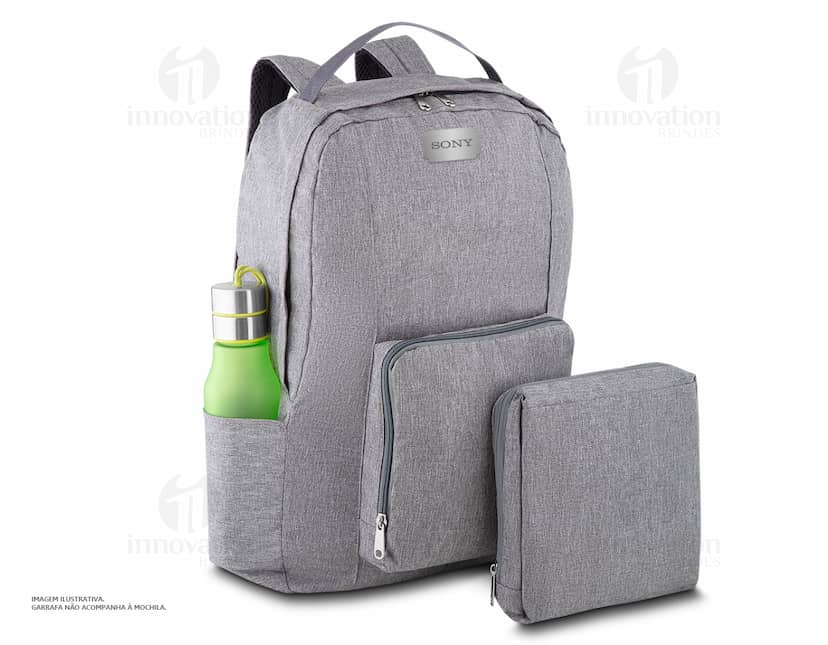 Mochila 300D com bolsos laterais e entrada USB para carregar dispositivos eletrônicos.