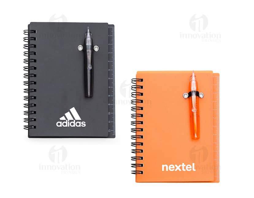 Kit com 6 porta copos em formato quadrado, feitos de material resistente e com estampas coloridas de animais selvagens.