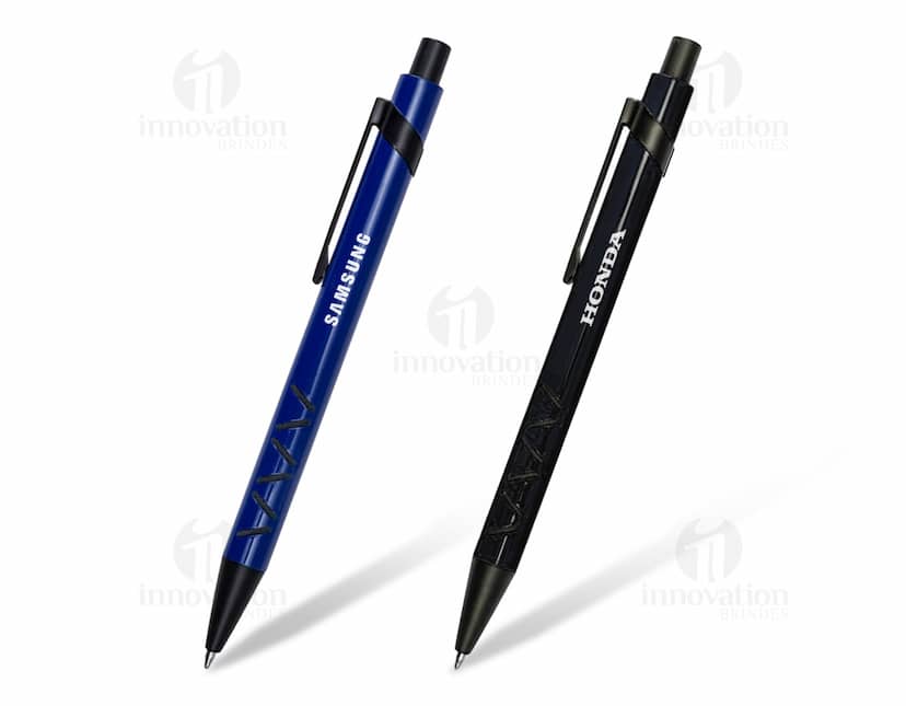 Caneta metal com detalhes em preto fosco.