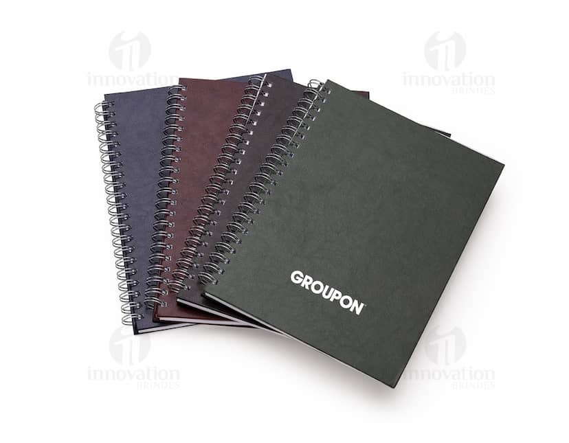 Caderno de couro texturizado prata com espiral.