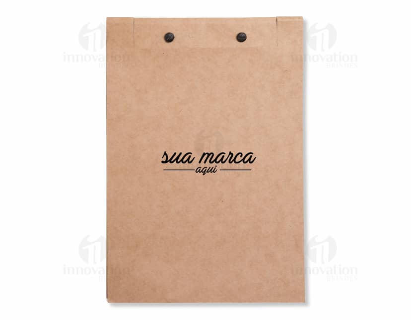 Kit com 6 porta copos, sendo três na cor rosa e três na cor azul, feitos de silicone e com design moderno e elegante.