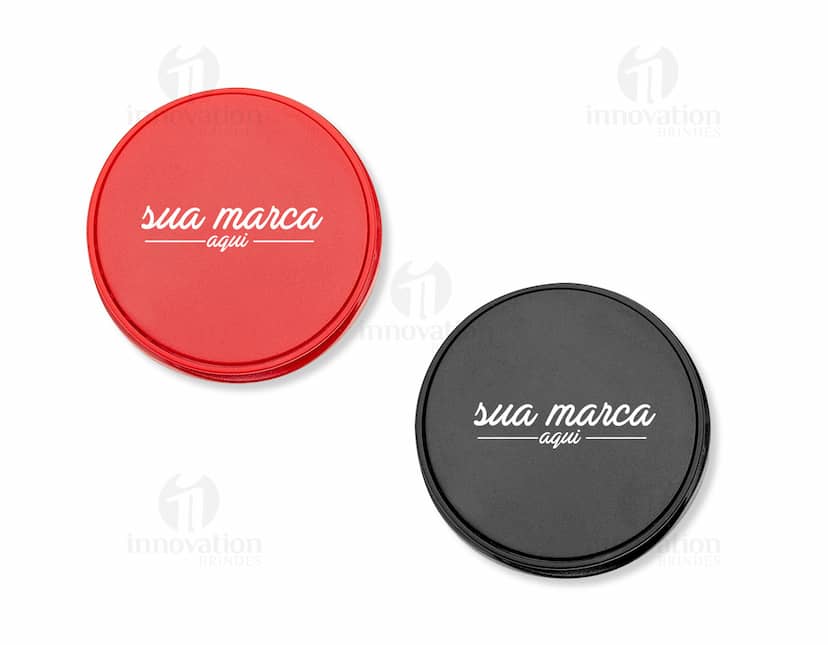 Kit com 6 porta copos em diferentes cores e estampas em forma de círculo sobre uma mesa de madeira.