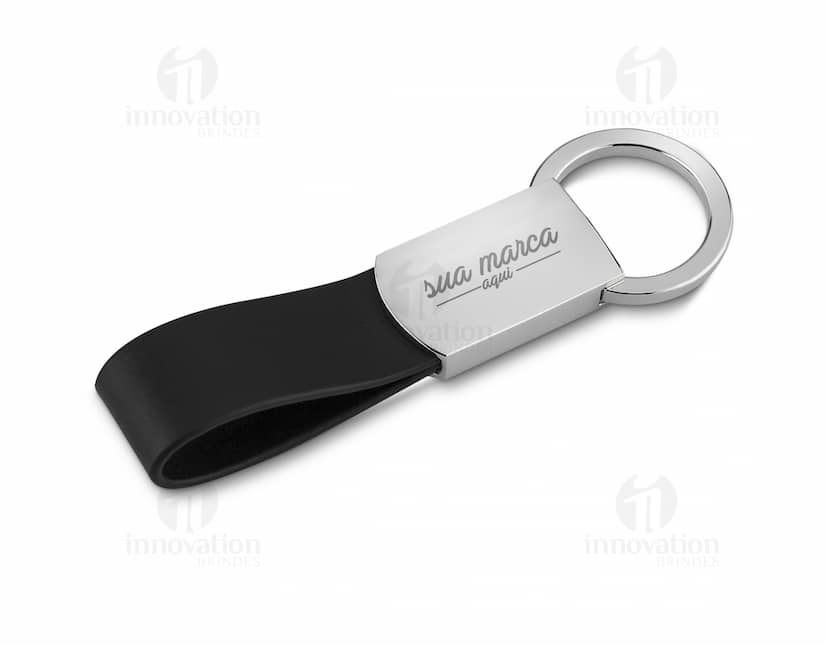 Chaveiro de metal fosco com detalhes em couro na caixa.