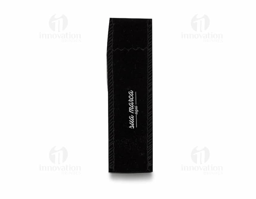 Mini caneta envolta em um material macio e aveludado, apresentando textura suave e elegante.