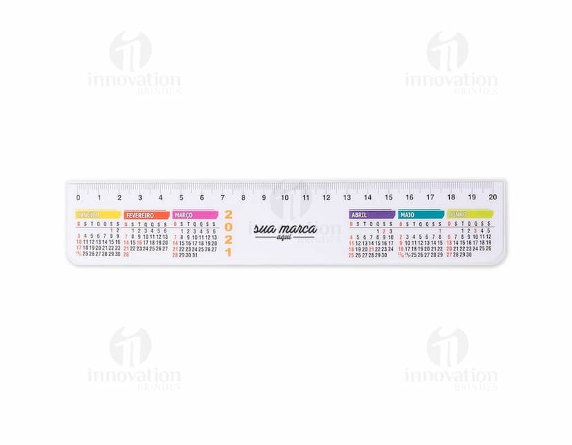 Kit com 6 porta copos sobre uma mesa de madeira. Os porta copos são de vidro e possuem estampas coloridas em formato circular.