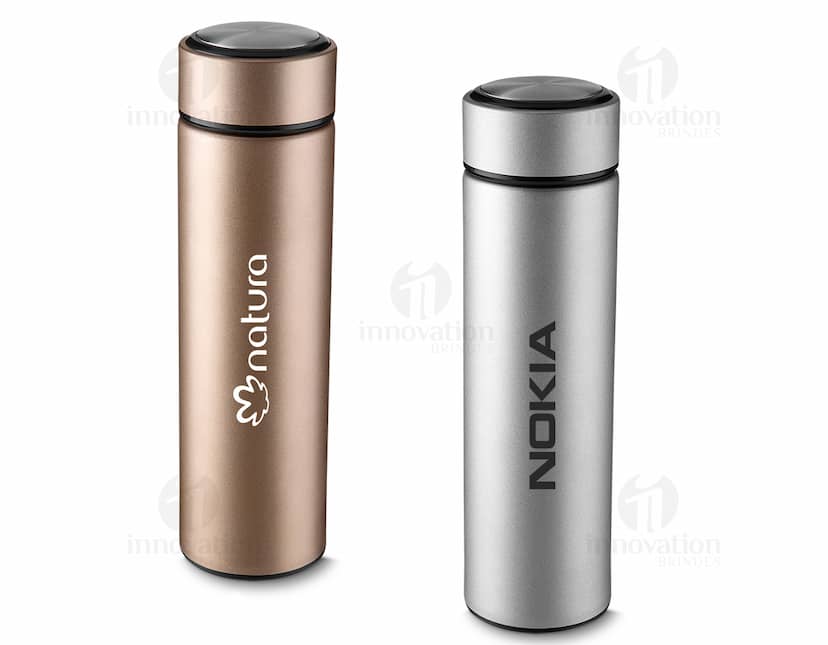 Garrafa em inox de parede dupla com capacidade de 450ml. A garrafa está em pé sobre uma superfície branca e possui tampa rosqueável na cor prata.