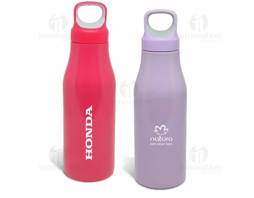 Garrafa de inox com capacidade de 650ml, rosqueável e com alça.