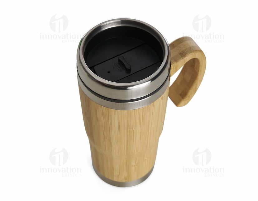 Caneca de bambu de 500ml em fundo branco, mostrando detalhes da textura e formato cilíndrico do produto.