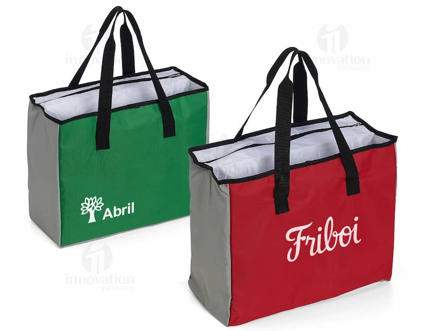 Sacola em non-woven (80 g/m²) na cor branca, com alças e espaço amplo para personalização.