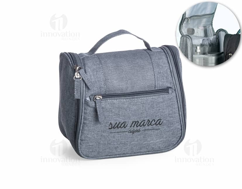 Kit com 6 porta copos em estilo moderno e colorido. Os porta copos possuem formato redondo e são feitos de material resistente. Cada porta copos possui uma estampa única e colorida, ideal para decorar e proteger superfícies de móveis.