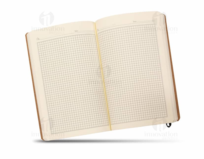 Bloco de anotações quadriculado tamanho 21x13, com capa dura e folhas internas quadriculadas.