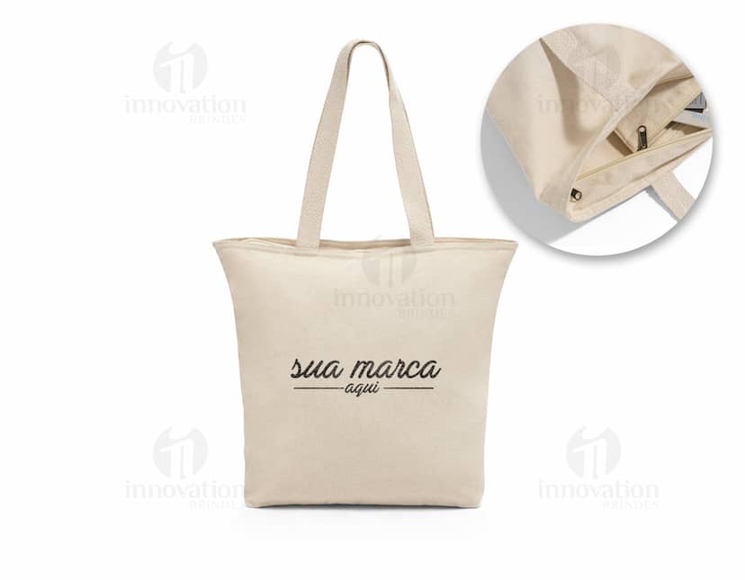 Kit com 6 porta copos em formato quadrado, feitos de madeira e com estampas coloridas de frutas. Os porta copos possuem bordas arredondadas e são ideais para proteger superfícies de líquidos.