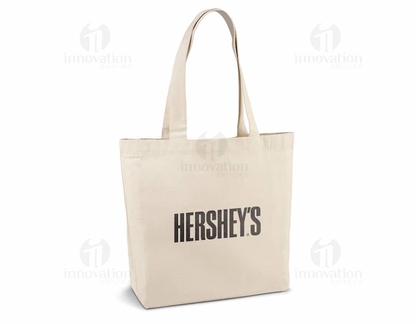 Sacola de compras de algodão 180g com alças de 65 cm, perfeita para armazenar suas compras com segurança e estilo. A sacola é resistente e durável, ideal para proteger suas compras enquanto você faz suas compras no shopping. Além disso, seu design elegante a torna um acessório de moda indispensável para qualquer consumidor consciente.