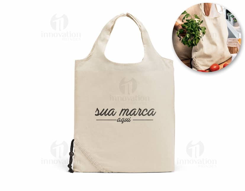 Sacola dobrável em rPET 370 x 420 mm na cor verde com alças pretas.
