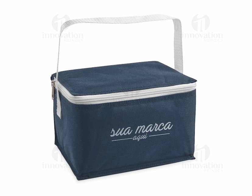 Kit com 6 porta copos em formato quadrado, feitos de cerâmica branca com estampas coloridas de frutas variadas. Cada porta copo mede 10x10cm e possui bordas arredondadas.