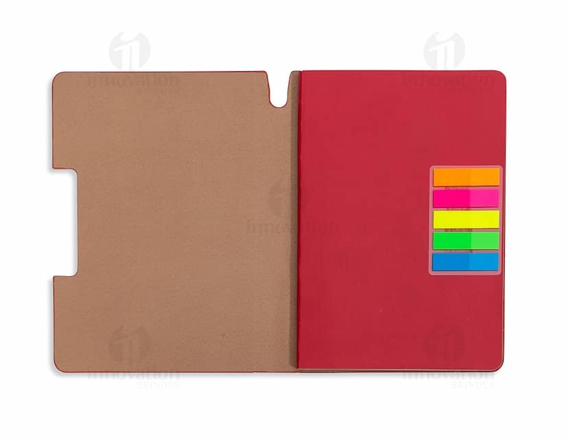 Caderno com autoadesivo colorido contendo várias folhas de papel e diferentes tamanhos de etiquetas adesivas em destaque.