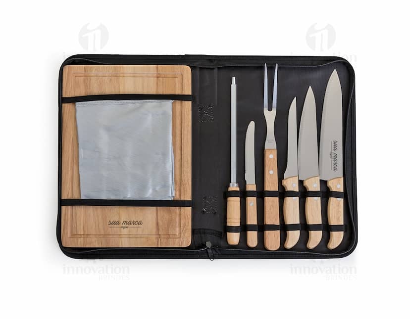 Kit Churrasco 8 Peças contendo faca, garfo, espátula, pegador, escova, garfo trinchante, faca trinchante e maleta de transporte.