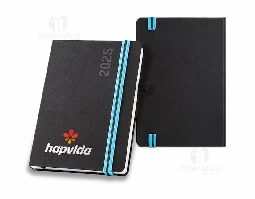 Kit com 6 porta copos em tons de azul e branco. Cada porta copo possui estampas diferentes de flores e folhas. O fundo da imagem é neutro, destacando os detalhes dos objetos.