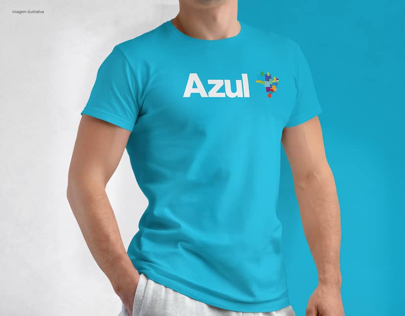 Camiseta Tradicional em Poliéster na cor branca, com gola redonda e mangas curtas.