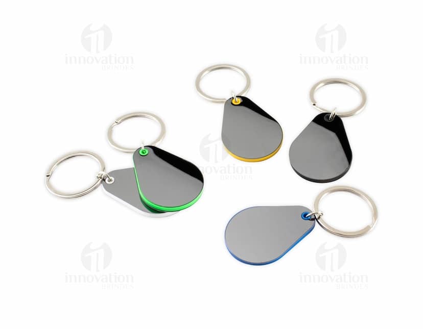 Chaveiro metal com design moderno e detalhes em metal prateado. Acessório em formato de compasso magnético, com corrente e anel para chaves. Ideal para uso como amuleto e decoração.