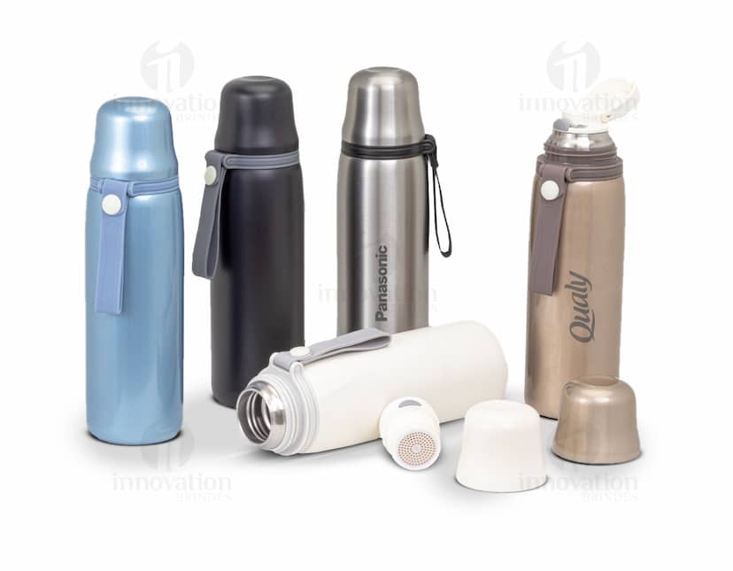 Garrafa térmica de metal inox com filtro infusor, contendo líquido transparente. Ideal para manter a temperatura de bebidas frescas ou quentes por mais tempo. Design elegante e prático para uso diário.
