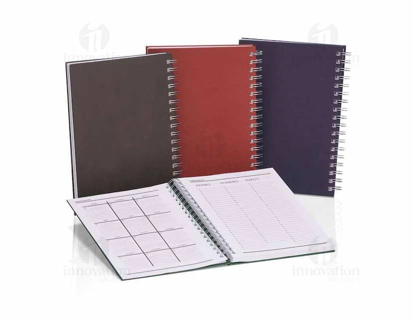 Caderno capa dura com 192 páginas.