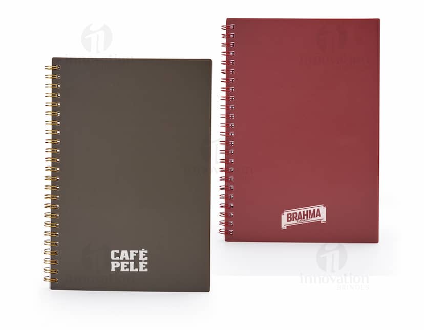 Caderno A5 de plástico com wire-o metálico em um modelo de papel timbrado em branco, com bordas decorativas e padrões vintage e retro. Ideal para uso no escritório, negócios e educação, proporcionando um espaço vazio para escrever mensagens ou notas. O design criativo e moderno combina elementos antigos e novos, com textura grunge e ornamentos.