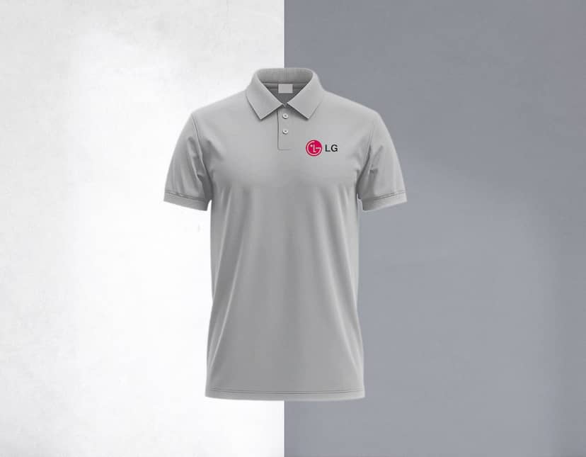Camiseta Polo preta masculina, feita de algodão, ideal para um look casual e elegante. O modelo, um homem sorridente, está vestindo a camiseta de manga curta, com um estilo moderno e pronto para qualquer ocasião.
