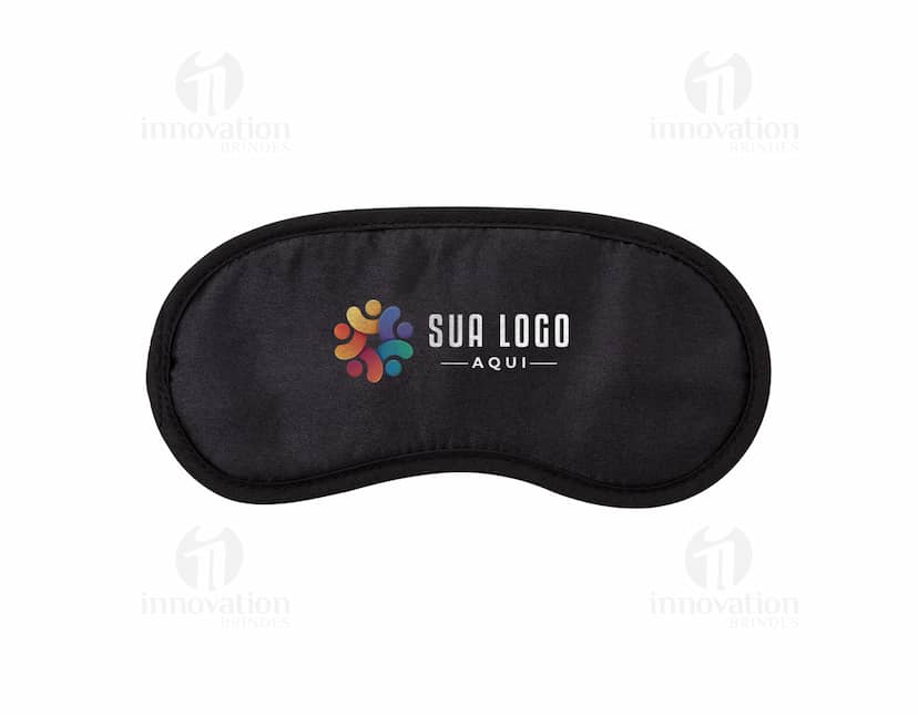 Kit executivo 3 peças em estojo preto com acabamento elegante e sofisticado. O conjunto inclui uma caneta esferográfica, um porta-cartões e um chaveiro, todos personalizados com o logo da empresa.