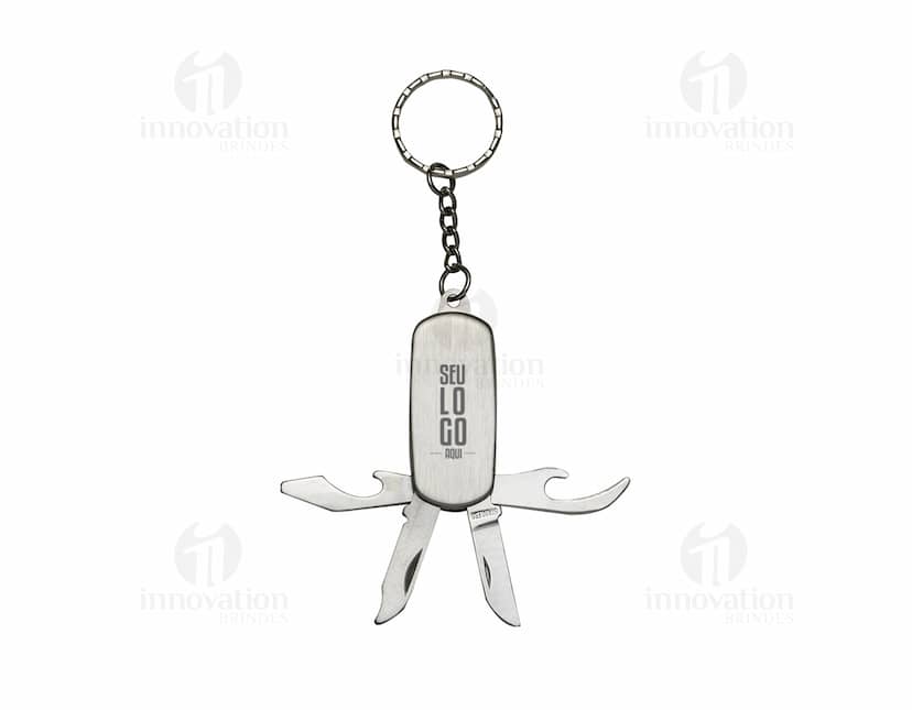 Chaveiro de metal com design elegante e funcional, contendo um canivete com 4 funções. Com detalhes em prata e ouro, ele serve como um acessório de luxo e estilo. Ideal para presentear em ocasiões especiais, como o Dia dos Namorados. Seu formato de coração e pedras preciosas o tornam um adorno romântico e sofisticado.