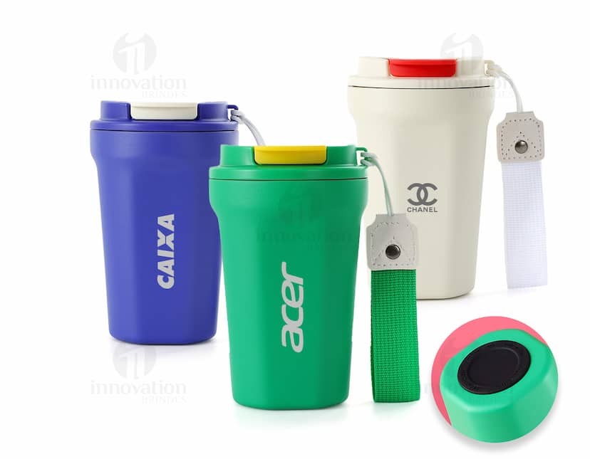 Kit com 6 porta copos em formato circular, feitos de silicone nas cores rosa, azul, verde, laranja, amarelo e roxo. Cada porta copo possui uma estampa abstrata em branco.