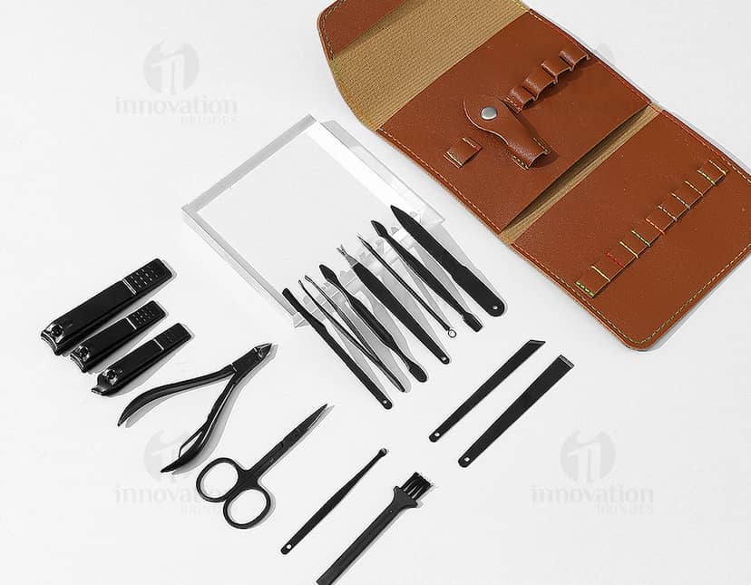 Kit Vinho Completo com Estojo Garrafa em cor preta, contendo saca-rolhas, corta-gotas, anel corta-pingos, tampa para garrafa e bico dosador.