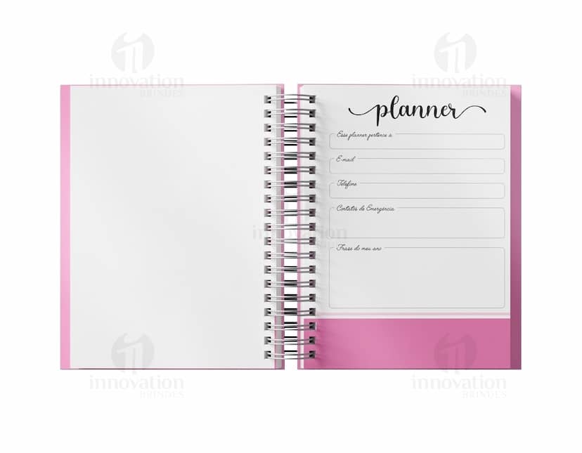 Kit com 6 porta copos em formato circular e coloridos, sendo dois vermelhos, dois verdes e dois azuis, feitos de material resistente e antiderrapante.