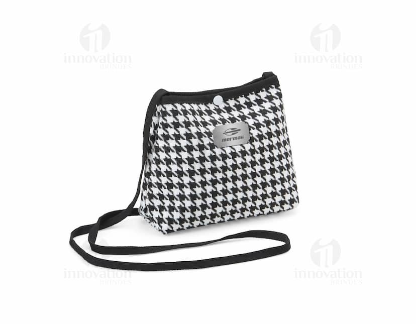 Mini Bolsa Transversal em Algodão preta, com design vintage e textura de tecido grunge desgastado. Possui fecho de correr, bolso externo e interior espaçoso para guardar documentos, dinheiro e objetos pessoais. Ideal para um look moderno e casual.