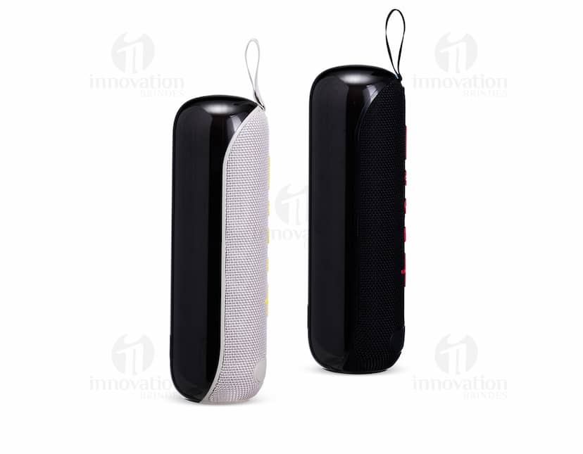 Caixa de som portátil com mosquetão, ideal para levar a música para qualquer lugar com facilidade e praticidade.