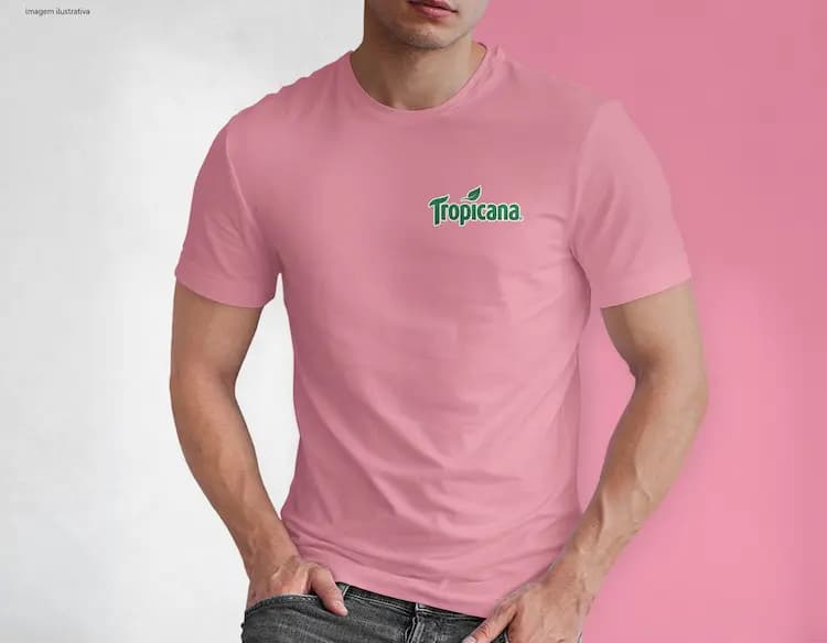 Chaveiro de plástico em formato de camisa, com design metálico e corrente. Ideal para os amantes de estilo e acessórios.