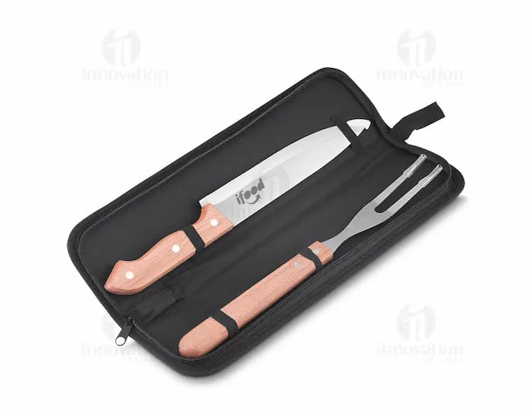 Kit Churrasco Inox 3 Peças na Maleta - Conjunto de utensílios de churrasco em aço inoxidável, contendo garfo, faca e pegador, armazenados em uma maleta de metal. Ideal para churrascos ao ar livre ou em casa.