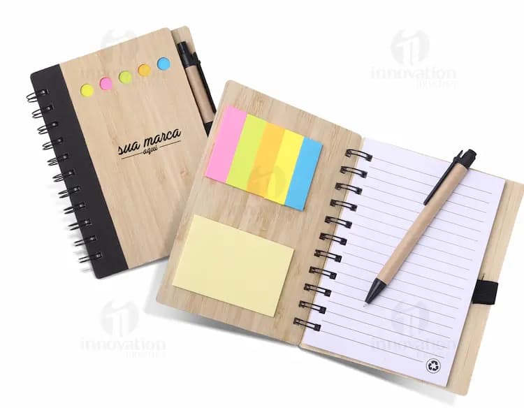 Caderneta Moleskine de couro sintético, com 80 páginas em branco, ideal para anotações e organização no escritório. A capa possui um design elegante e moderno, perfeito para uso empresarial ou pessoal.