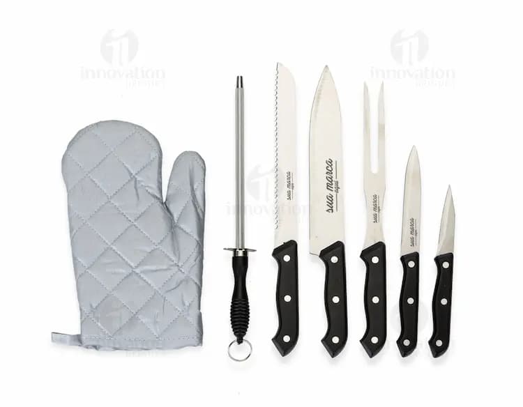 Kit churrasco com 7 utensílios em bambu, incluindo garfo, faca, espátula, colher e palitos, ideal para preparar refeições ao ar livre ou em casa. Fabricado em madeira resistente e durável, com design elegante e prático para o manuseio durante o preparo das refeições. Completo e versátil para o uso na cozinha, no churrasco ou em restaurantes.