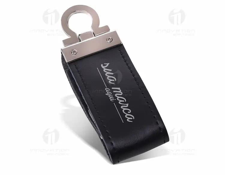 Pen drive de metal compacto com capacidade de 8GB.