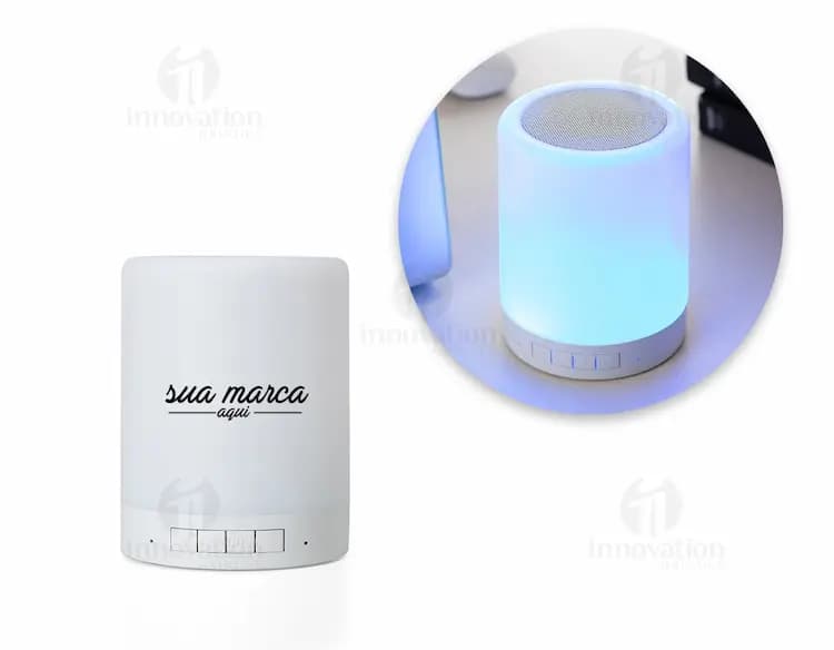 Caixa de som bluetooth com cabo USB.