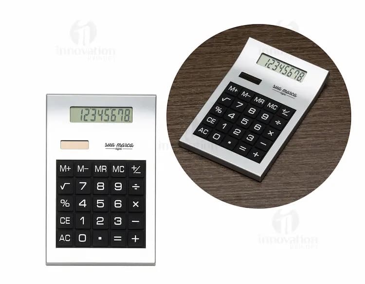 Régua com calculadora em formato retangular. A calculadora está embutida na régua e possui visor digital.