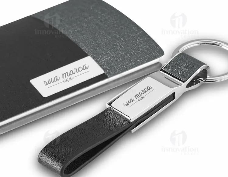 Kit churrasco 2 peças em nylon, incluindo utensílios para preparação de alimentos e grelha. Ideal para uso em ambientes externos, como churrascos e acampamentos. Acessório prático e durável para os amantes de culinária ao ar livre.