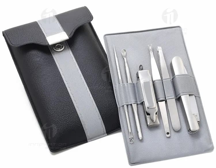 Kit Queijo 5 Peças Inox e Madeira em fundo de madeira com utensílios de cor marrom, objeto circular de metal e textura de nozes e castanhas.