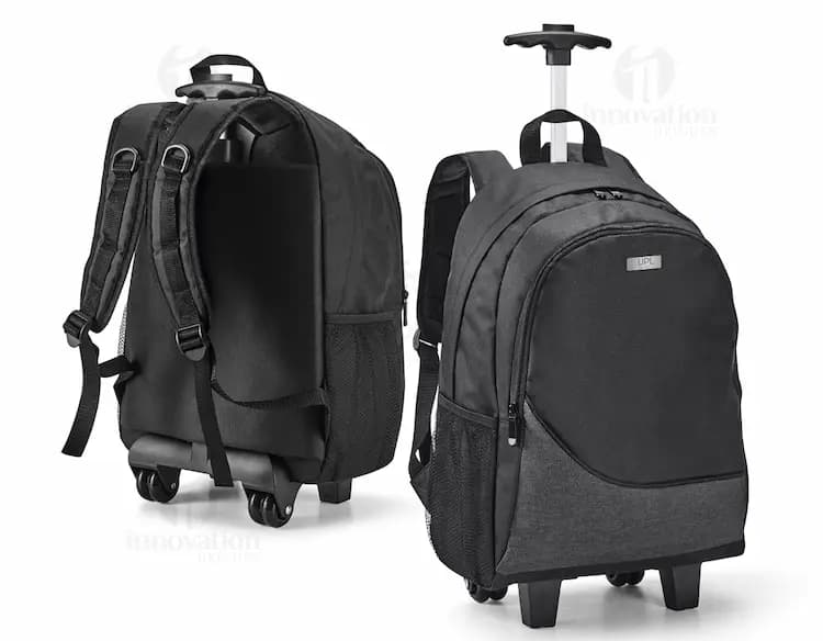 Mochila preta de couro com três compartimentos, alça e zíper, ideal para transporte de notebook. Elegante e moderna, perfeita para viagens de negócios ou uso diário.